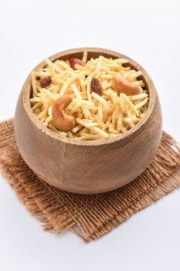 Hint usulü kızartılmış abur cuburlar Falahari chivda, Chewda - chivda veya kuru meyvelerle karıştırılmış.