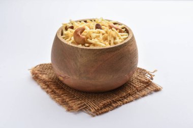 Hint usulü kızartılmış abur cuburlar Falahari chivda, Chewda - chivda veya kuru meyvelerle karıştırılmış.