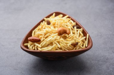 Hint usulü kızartılmış abur cuburlar Falahari chivda, Chewda - chivda veya kuru meyvelerle karıştırılmış.