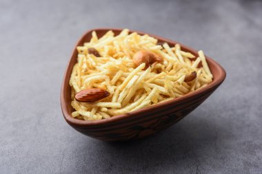 Hint usulü kızartılmış abur cuburlar Falahari chivda, Chewda - chivda veya kuru meyvelerle karıştırılmış.