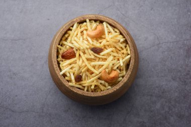 Hint usulü kızartılmış abur cuburlar Falahari chivda, Chewda - chivda veya kuru meyvelerle karıştırılmış.