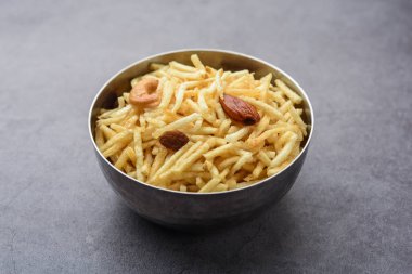 Hint usulü kızartılmış abur cuburlar Falahari chivda, Chewda - chivda veya kuru meyvelerle karıştırılmış.