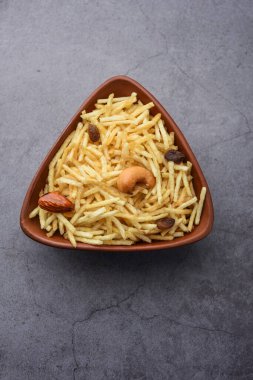 Hint usulü kızartılmış abur cuburlar Falahari chivda, Chewda - chivda veya kuru meyvelerle karıştırılmış.