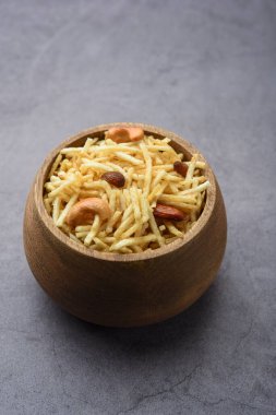 Hint usulü kızartılmış abur cuburlar Falahari chivda, Chewda - chivda veya kuru meyvelerle karıştırılmış.