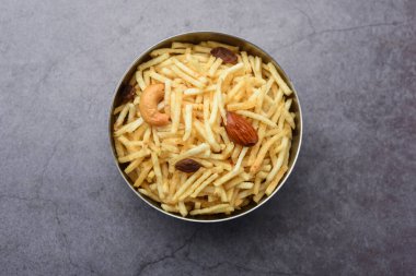 Hint usulü kızartılmış abur cuburlar Falahari chivda, Chewda - chivda veya kuru meyvelerle karıştırılmış.