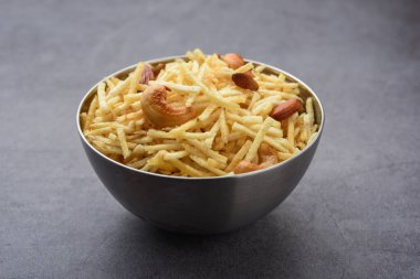 Hint usulü kızartılmış abur cuburlar Falahari chivda, Chewda - chivda veya kuru meyvelerle karıştırılmış.