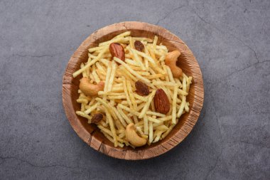 Hint usulü kızartılmış abur cuburlar Falahari chivda, Chewda - chivda veya kuru meyvelerle karıştırılmış.