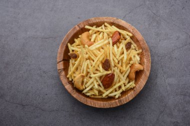 Hint usulü kızartılmış abur cuburlar Falahari chivda, Chewda - chivda veya kuru meyvelerle karıştırılmış.