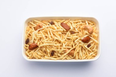 Hint usulü kızartılmış abur cuburlar Falahari chivda, Chewda - chivda veya kuru meyvelerle karıştırılmış.