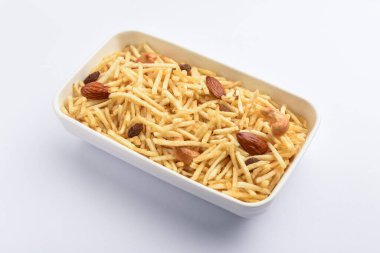 Hint usulü kızartılmış abur cuburlar Falahari chivda, Chewda - chivda veya kuru meyvelerle karıştırılmış.