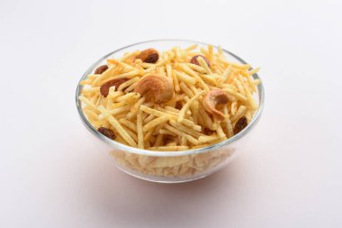 Hint usulü kızartılmış abur cuburlar Falahari chivda, Chewda - chivda veya kuru meyvelerle karıştırılmış.