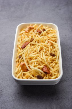 Hint usulü kızartılmış abur cuburlar Falahari chivda, Chewda - chivda veya kuru meyvelerle karıştırılmış.