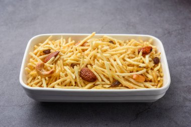 Hint usulü kızartılmış abur cuburlar Falahari chivda, Chewda - chivda veya kuru meyvelerle karıştırılmış.