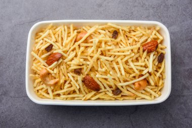 Hint usulü kızartılmış abur cuburlar Falahari chivda, Chewda - chivda veya kuru meyvelerle karıştırılmış.