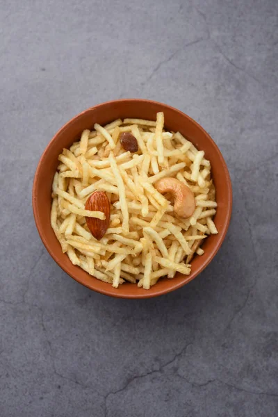 Hint usulü kızartılmış abur cuburlar Falahari chivda, Chewda - chivda veya kuru meyvelerle karıştırılmış.