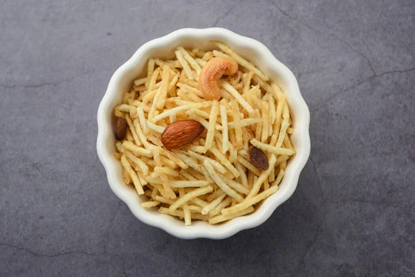 Hint usulü kızartılmış abur cuburlar Falahari chivda, Chewda - chivda veya kuru meyvelerle karıştırılmış.