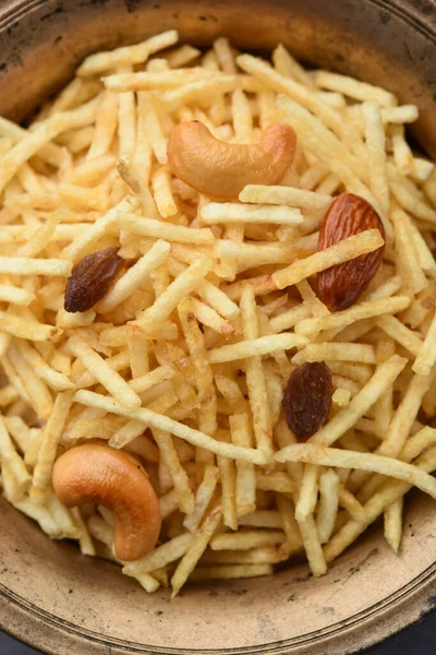 Hint usulü kızartılmış abur cuburlar Falahari chivda, Chewda - chivda veya kuru meyvelerle karıştırılmış.