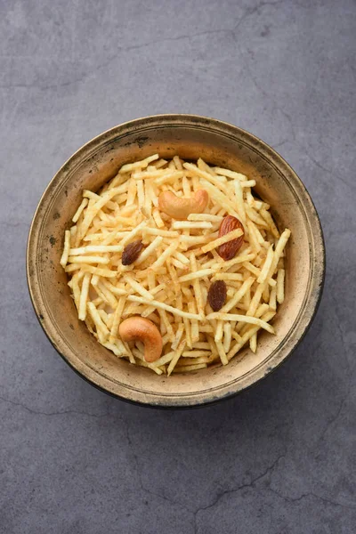 Hint usulü kızartılmış abur cuburlar Falahari chivda, Chewda - chivda veya kuru meyvelerle karıştırılmış.