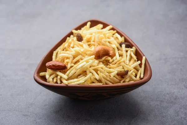 Hint usulü kızartılmış abur cuburlar Falahari chivda, Chewda - chivda veya kuru meyvelerle karıştırılmış.