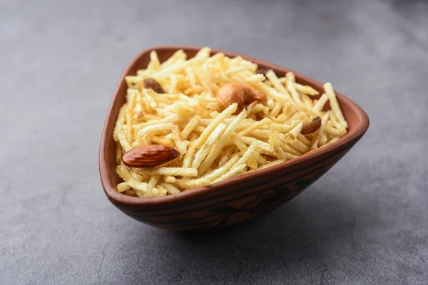 Hint usulü kızartılmış abur cuburlar Falahari chivda, Chewda - chivda veya kuru meyvelerle karıştırılmış.