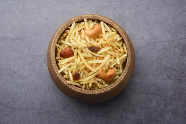 Hint usulü kızartılmış abur cuburlar Falahari chivda, Chewda - chivda veya kuru meyvelerle karıştırılmış.