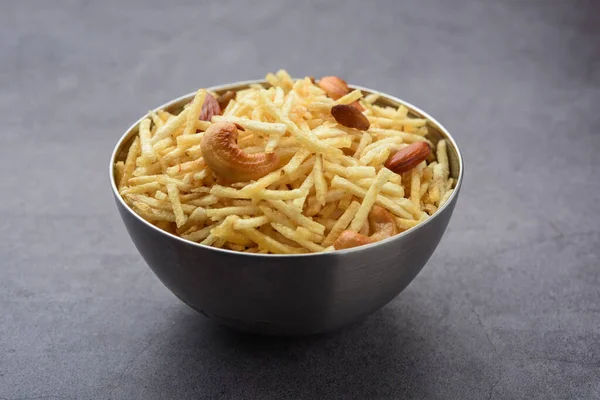 Hint usulü kızartılmış abur cuburlar Falahari chivda, Chewda - chivda veya kuru meyvelerle karıştırılmış.