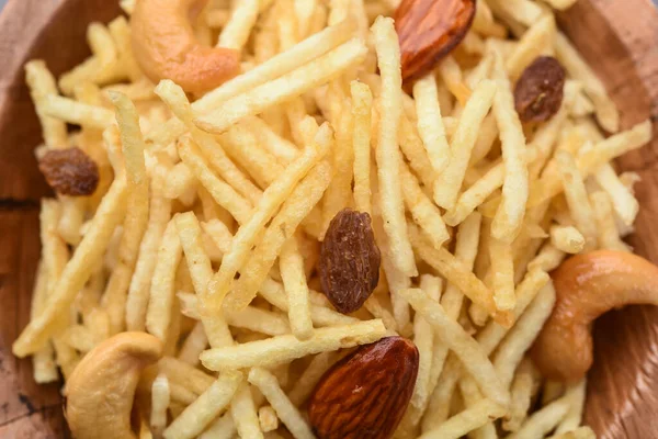 Hint usulü kızartılmış abur cuburlar Falahari chivda, Chewda - chivda veya kuru meyvelerle karıştırılmış.