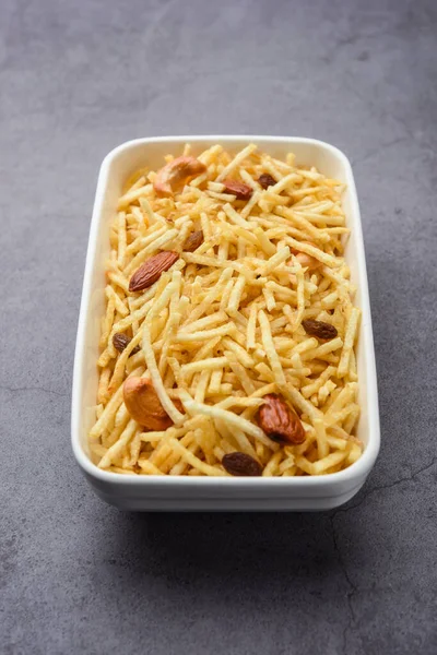 Hint usulü kızartılmış abur cuburlar Falahari chivda, Chewda - chivda veya kuru meyvelerle karıştırılmış.