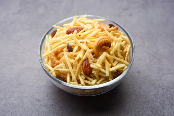 Hint usulü kızartılmış abur cuburlar Falahari chivda, Chewda - chivda veya kuru meyvelerle karıştırılmış.