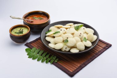 Mini idli, yumuşak ve süngerimsi şekilli normal pirinç idli 'nin daha küçük bir versiyonu.