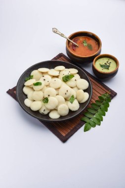 Mini idli, yumuşak ve süngerimsi şekilli normal pirinç idli 'nin daha küçük bir versiyonu.