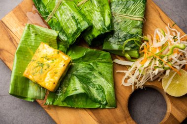 Patrani Paneer, sosla marine edilmiş, ızgara yapılmış ve yaprakla kaplanmış bir paneer.