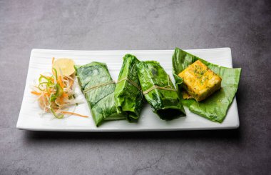 Patrani Paneer, sosla marine edilmiş, ızgara yapılmış ve yaprakla kaplanmış bir paneer.