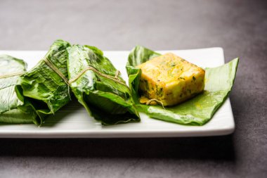 Patrani Paneer, sosla marine edilmiş, ızgara yapılmış ve yaprakla kaplanmış bir paneer.