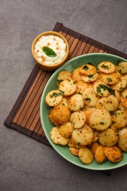 Hindistan cevizi soslu mini idli kızartma.