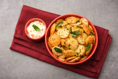 Hindistan cevizi soslu mini idli kızartma.