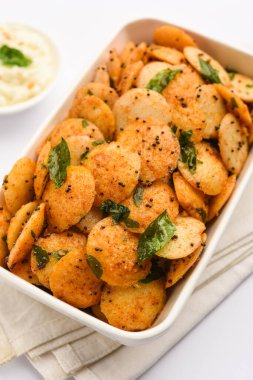 Hindistan cevizi soslu mini idli kızartma.