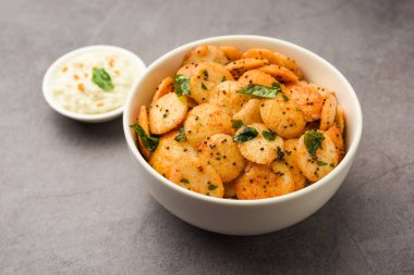 Hindistan cevizi soslu mini idli kızartma.