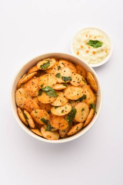 Hindistan cevizi soslu mini idli kızartma.