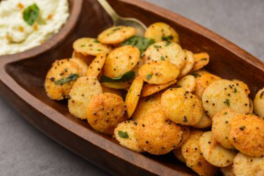 Hindistan cevizi soslu mini idli kızartma.