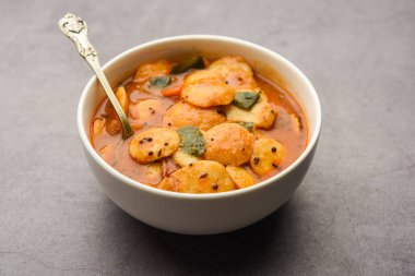 Mini idli ya da sambar ve hindistan cevizi turşulu aylaklar. Güney Hindistan kahvaltısı.