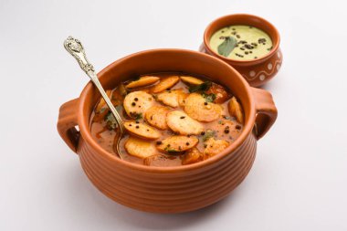 Mini idli ya da sambar ve hindistan cevizi turşulu aylaklar. Güney Hindistan kahvaltısı.