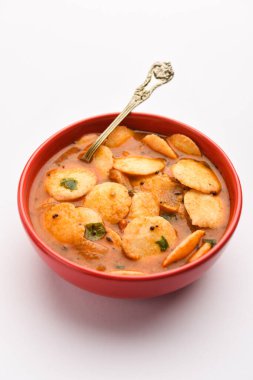 Mini idli ya da sambar ve hindistan cevizi turşulu aylaklar. Güney Hindistan kahvaltısı.