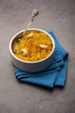 Apple Sheera veya Halwa veya Puding, Hindistan 'da yetişen klasik bir tatlıdır.