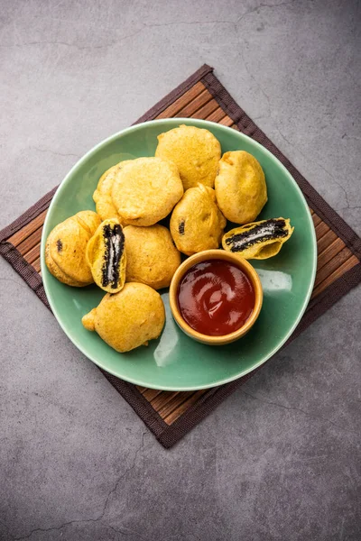 Chocolate Biscuit Pakora Pakodas Fritters Creative Indian Teatime Snack — Fotografia de Stock