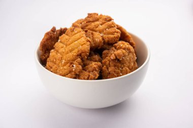 Thekua bir Hint tatlısı. Utarpradesh, bihar ve jharkhand 'da popüler. Chat festivali için teklif sunuyor..