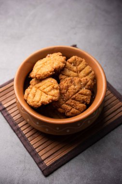 Thekua bir Hint tatlısı. Utarpradesh, bihar ve jharkhand 'da popüler. Chat festivali için teklif sunuyor..