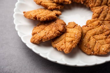 Thekua bir Hint tatlısı. Utarpradesh, bihar ve jharkhand 'da popüler. Chat festivali için teklif sunuyor..