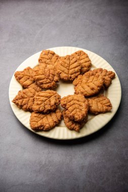 Thekua bir Hint tatlısı. Utarpradesh, bihar ve jharkhand 'da popüler. Chat festivali için teklif sunuyor..