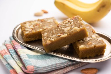 Banana Burfi ya da pakke kele ki barfi, festivaller ve özel günlerde yapılan lezzetli bir Hint tatlısıdır.